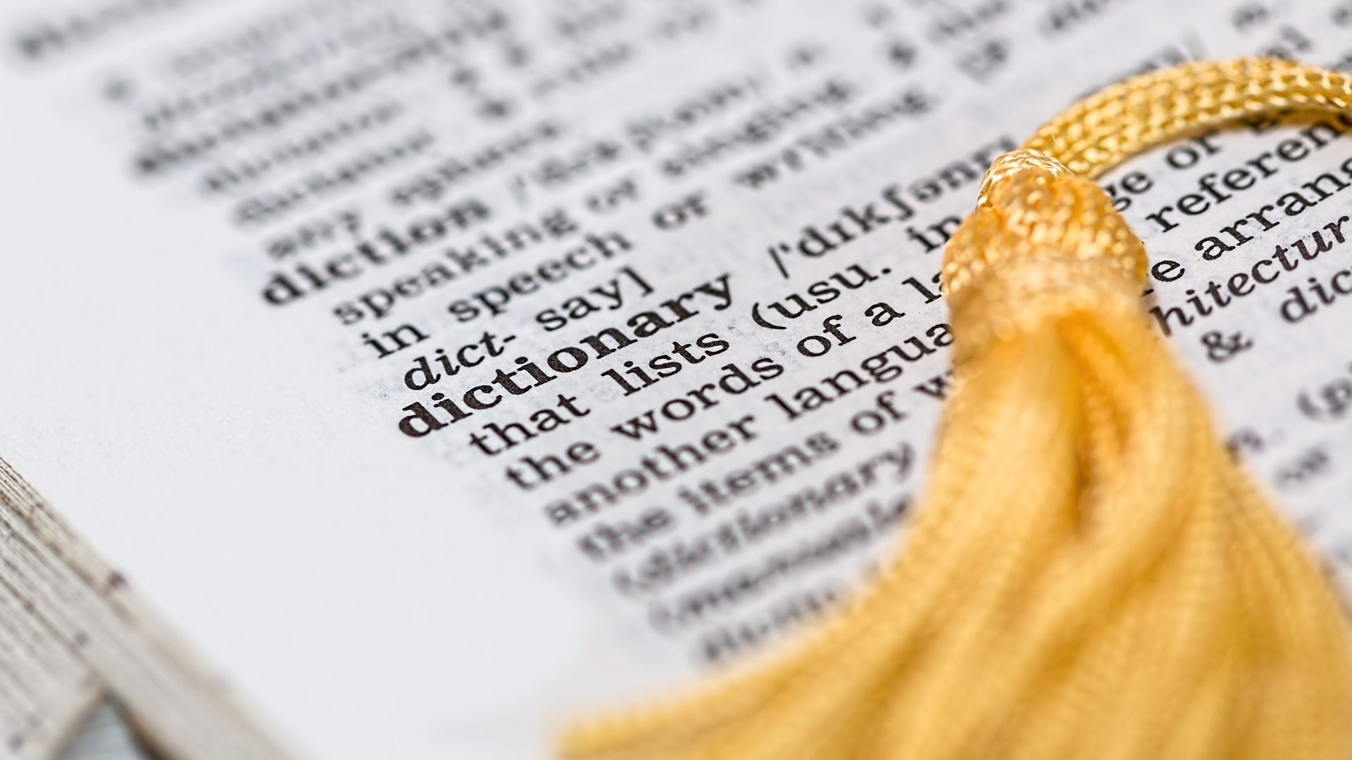 cropped-dictionary-1619740_1920.jpg